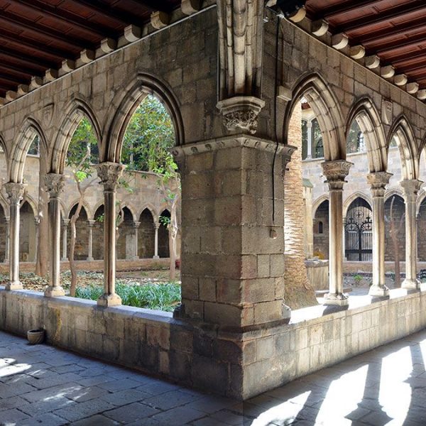 Barcelona.- Església del monestir de Santa Anna, S. XIII. Claustre del S. XV (2/2015)