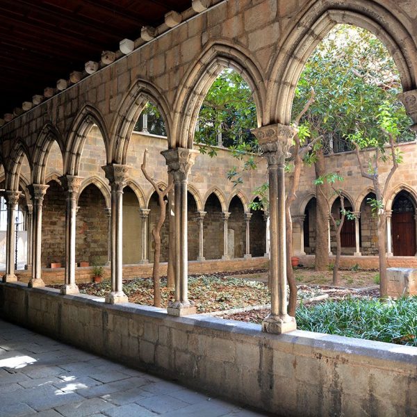 Barcelona.- Església del monestir de Santa Anna, S. XIII. Claustre del S. XV (2/2015)