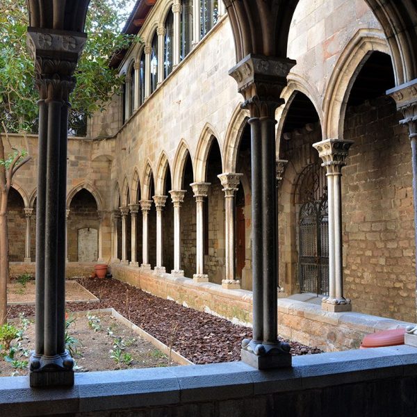 Barcelona.- Església del monestir de Santa Anna, S. XIII. Claustre del S. XV (2/2015)