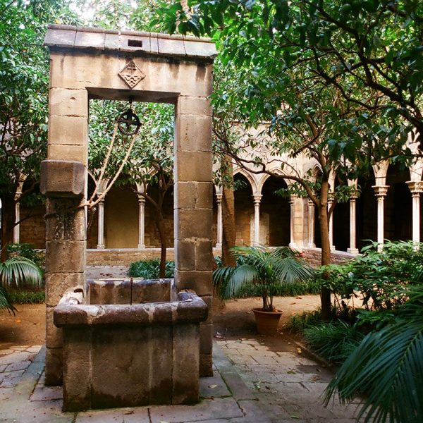 Barcelona.- Església del monestir de Santa Anna, S. XIII. Claustre del S. XV (11/2004)