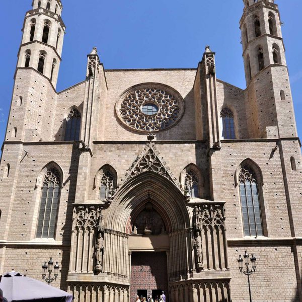 Barcelona.-Església de Santa Maria del Mar. La portalada està flanquejada per dues torres octogonals que emmarquen una gran rosassa del S. XV (9/2010)