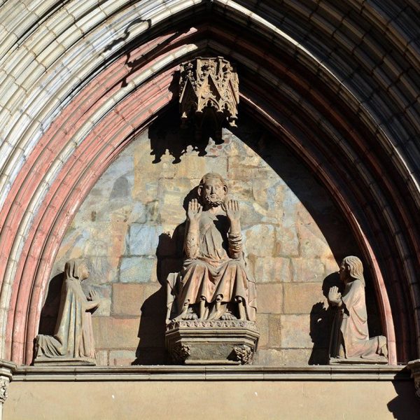 Barcelona.-Església de Santa Maria del Mar. Timpà esculturat dins les arquivoltes en degradació de la portalada (9/2010)