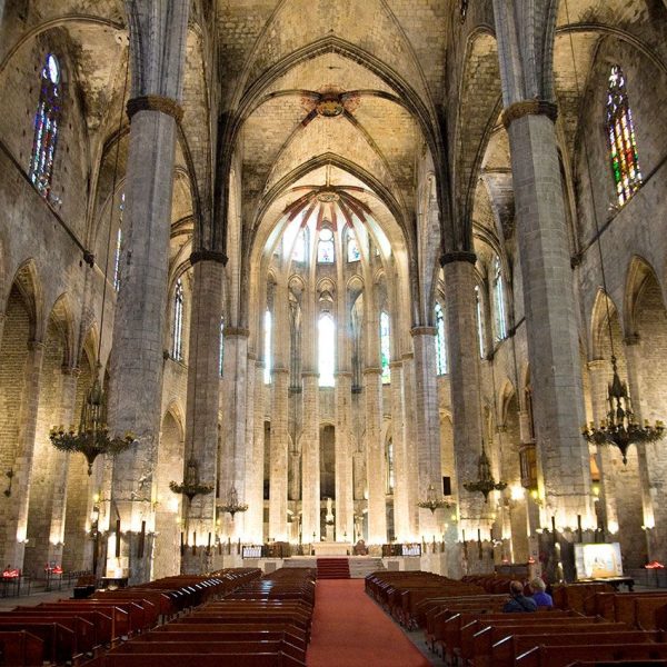 Barcelona.-Església de Santa Maria del Mar, consta de tres naus separades per columnes amb girola a l'absis ornada amb capelles radials (9/2010)