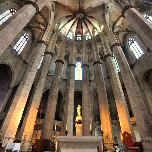 Barcelona.-Església de Santa Maria del Mar, consta de tres naus separades per columnes. Vista del presbiteri amb girola a l'absis (9/2010)