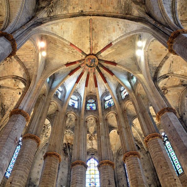 Barcelona.-Església de Santa Maria del Mar, consta de tres naus separades per columnes. Vista de la coberta de l'absis rodejat per la girola (1/2015)