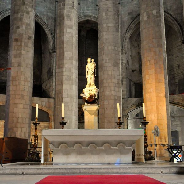 Barcelona.-Església de Santa Maria del Mar. Vista del presbiteri i de l'altar (9/2010)