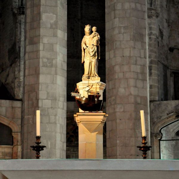 Barcelona.-Església de Santa Maria del Mar, Vista de l'altar (9/2010)
