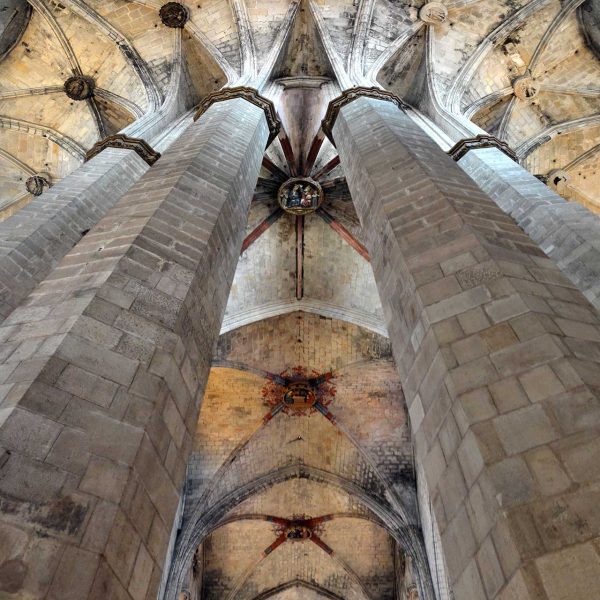 Barcelona.-Església de Santa Maria del Mar. Vista de la coberta de l'absis per l'interior de la girola (11/2014)
