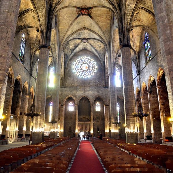 arcelona.-Església de Santa Maria del Mar. Vista del fons amb les tres naus separades per columnes octogonals 11/2014)