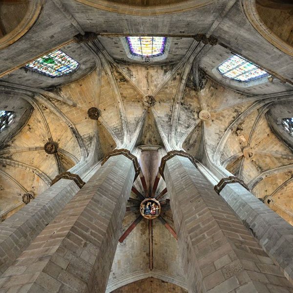 Barcelona.-Església de Santa Maria del Mar. Vista de la coberta de l'absis per l'interior de la girola (11/2014)