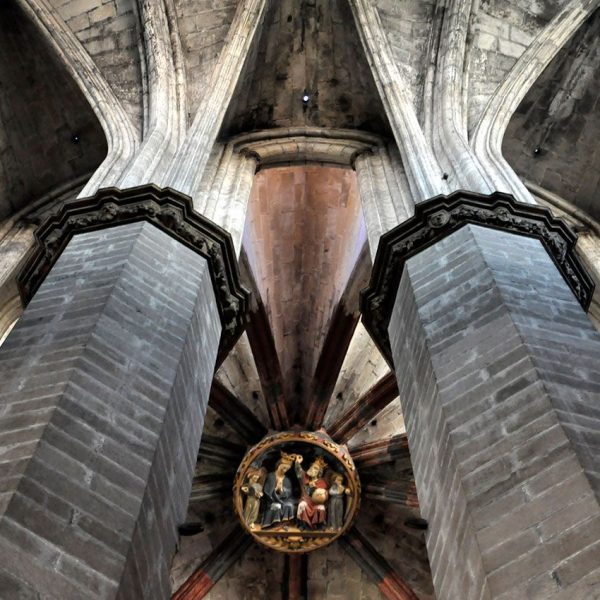 Barcelona.-Església de Santa Maria del Mar. Vista de la coberta de l'absis per l'interior de la girola (11/2014)