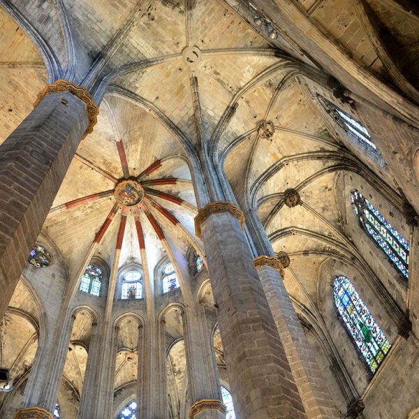 Barcelona.-Església de Santa Maria del Mar. Vista de la coberta de l'absis per l'interior de la girola (11/2014)