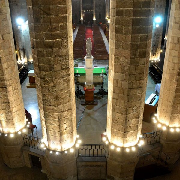 Barcelona.-Església de Santa Maria del Mar. Vista de la formació semicircular de les columnes que formen la girola (1/2015)