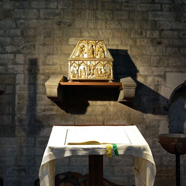 Barcelona.- Església de Santa Maria del Mar. Cripta sota el presbiteri amb les relíquies de Sant Cugat. (11/2014)