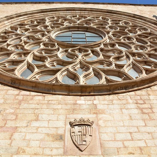 Barcelona.- Església de Santa Maria del Mar. Rosassa de la façana principal d'estil flamíger de vidres policromats del S. XV (1/2015)
