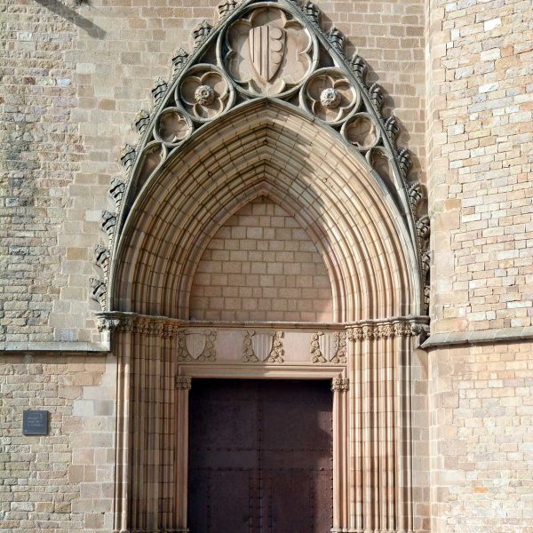 Barcelona.- Monestir gòtic de Pedralbes, fundat l'any 1327 per la reina Elisenda de Montcada. Portalada principal (9/2014)
