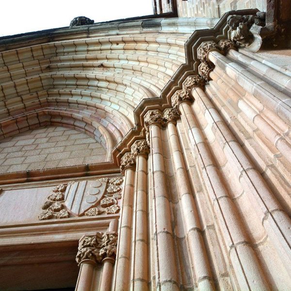 Barcelona.- Monestir gòtic de Pedralbes, fundat l'any 1327 per la reina Elisenda de Montcada. Portalada principal d'arcs ogivals en degradació (9/2014)