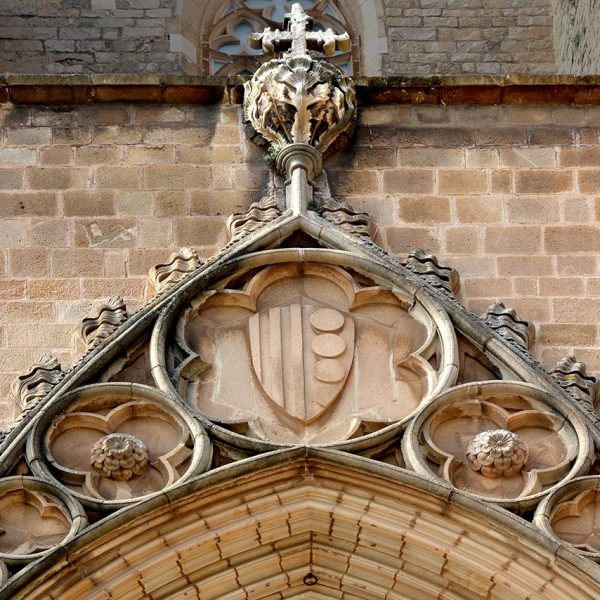 Barcelona.- Monestir gòtic de Pedralbes, fundat l'any 1327 per la reina Elisenda de Montcada. Arc conopial de la façana principal (9/2014)