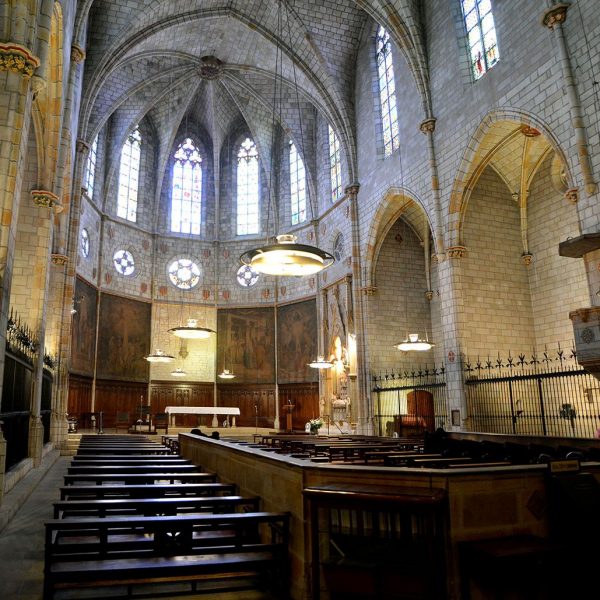 Barcelona.- Monestir gòtic de Pedralbes, fundat l'any 1327. Vista general de l'interior de nau única amb capelles laterals (9/2014)