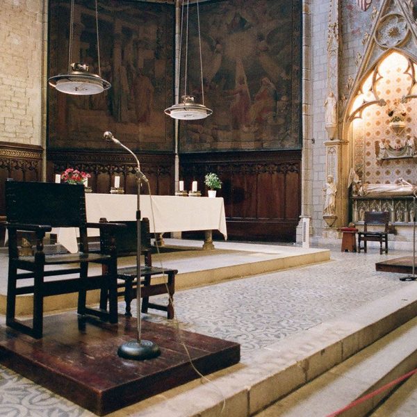 Barcelona.- Monestir gòtic de Pedralbes, fundat l'any 1327. Vista del presbiteri amb el sepulcre de la reina Elisenda de Montcada (10/2005)