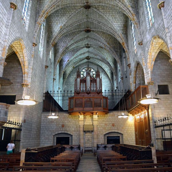 Barcelona.- Monestir gòtic de Pedralbes, fundat l'any 1327. Vista dels peus de la nau única amb capelles laterals (9/2014)