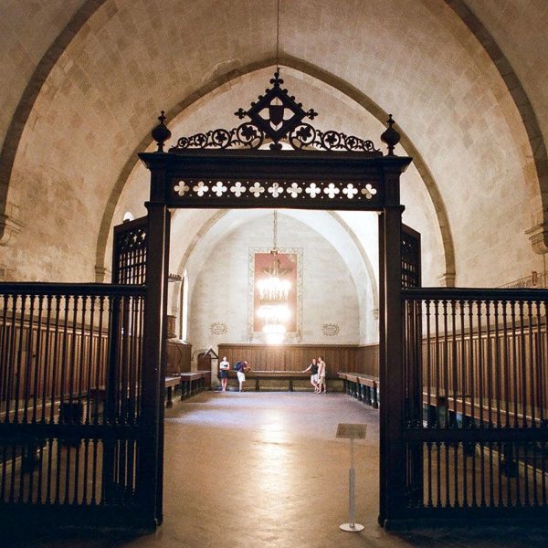 Barcelona.- Monestir de Pedralbes - Vista del refetor on les monges menjaven en silenci des de la sala "De Profundis" (11/2005)