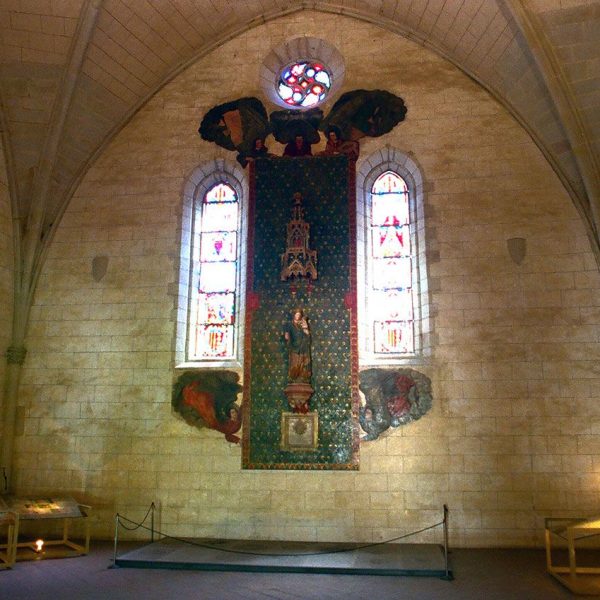 Barcelona.- Monestir de Pedralbes - Vista de la Sala Capitular que es va construir el 1416 i on destaquen els vitralls policromats (10/2005)