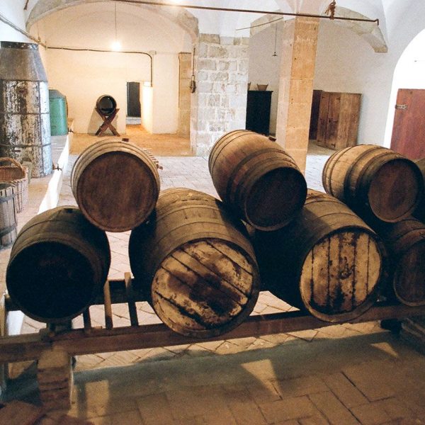 Barcelona.- Monestir de Pedralbes - Sala anomenada "Les Procures" que es el lloc on es guardaven les collites de l'hort o les eines del camp (10/2005)