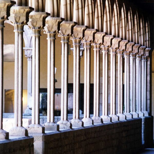 Barcelona.- Monestir de Pedralbes. El claustre es l'element central del cenobi format per dues galeries i unes golfes. Es considerat el més gran del mon (8/2005)