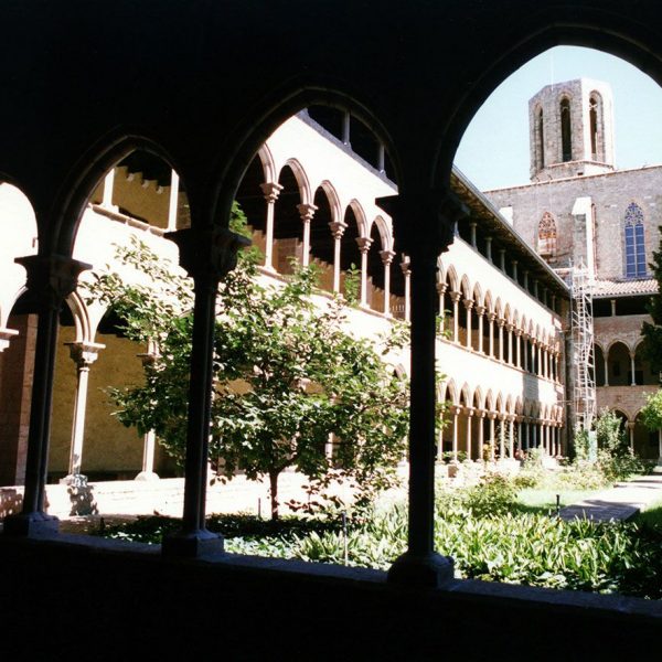 Barcelona.- Monestir de Pedralbes. El claustre es l'element central del cenobi format per dues galeries i unes golfes. Es considerat el més gran del mon (8/2005)