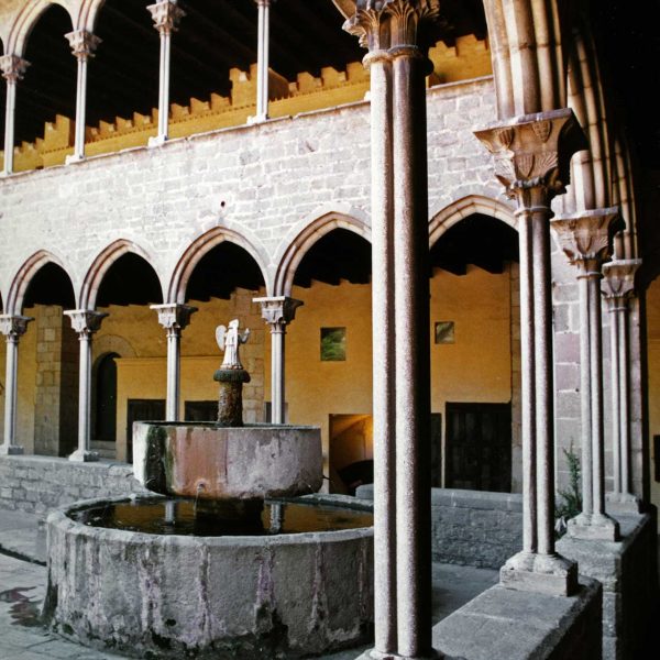 Barcelona.- Monestir de Pedralbes. El claustre es l'element central del cenobi format per dues galeries i unes golfes. Es considerat el més gran del mon (8/2005)