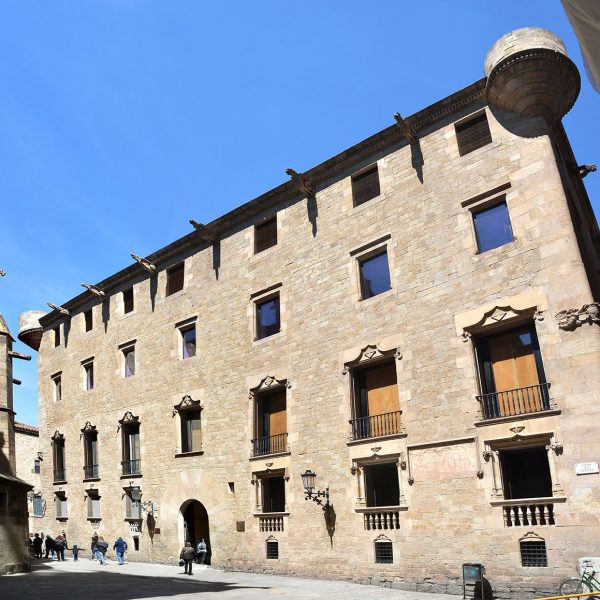 Barcelona.- Palau de Lloctinent, construït entre 1549/1558 per Ordre de Carles V. Es de planta quadrangular organitzat a través del pati central (4/2015)