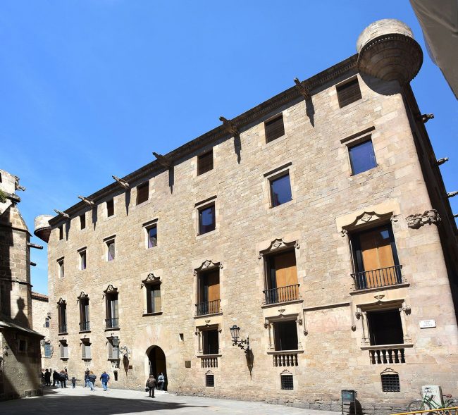 Barcelona.- Palau de Lloctinent, construït entre 1549/1558 per Ordre de Carles V. Es de planta quadrangular organitzat a través del pati central (4/2015)