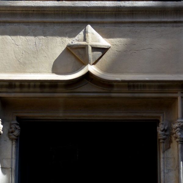 Barcelona.- Palau del Lloctinent, de planta rectangular construït entre 1549/1558 per Ordre de Carles V. Finestra del primer pis (4/2015)