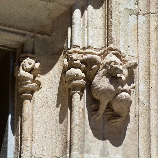 Barcelona.- Palau del Lloctinent, de planta rectangular construït entre 1549/1558 per Ordre de Carles V. Detall d'una finestra del primer pis (5/2015)