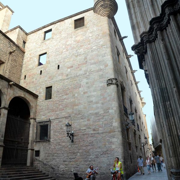 Barcelona.- Palau del Lloctinent, construït entre 1549/1558 per Ordre de Carles V. Es de planta quadrangular organitzat a través del pati central (4/2015)
