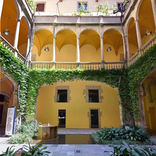 Barcelona.- Palau del Lloctinent, de planta rectangular construït entre 1549/1558. Està organitzat a través d'un pati central renaixentista (4/2015)