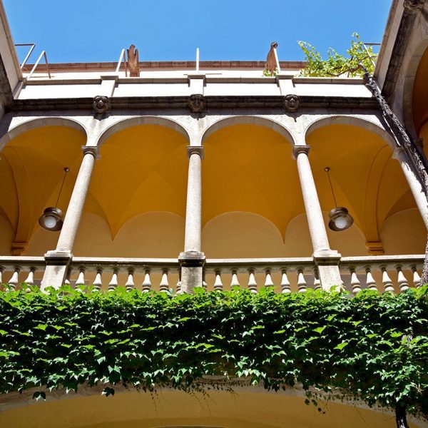 Barcelona.- Palau del Lloctinent, de planta rectangular construït entre 1549/1558. Està organitzat a través d'un pati central renaixentista (4/2015)