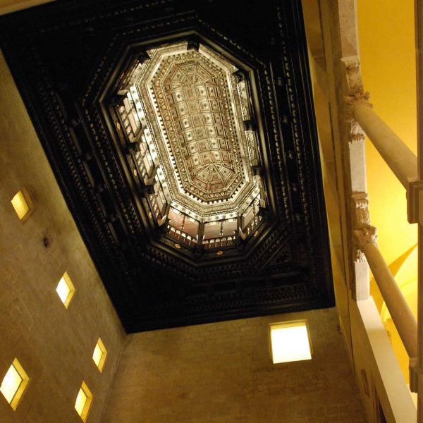 Barcelona.- Palau del Lloctinent, de planta rectangular construït entre 1549/1558. Sostre amb un artesanat de fusta de pi del 1553 (4/2015)