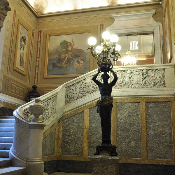 Barcelona.- Palau Moja o dels Marquesos de Comillas, es un gran palau setcentista. Vista de l'escala noble al primer pis (1/2010)