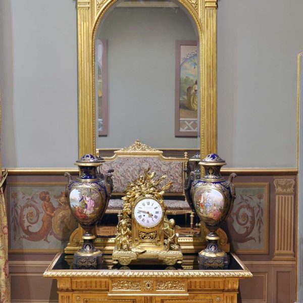 Barcelona.- Palau Moja o dels Marquesos de Comillas, es un gran palau setcentista. Detalls ornamentals de l'avantsala del Saló Vigatà (1/2010)