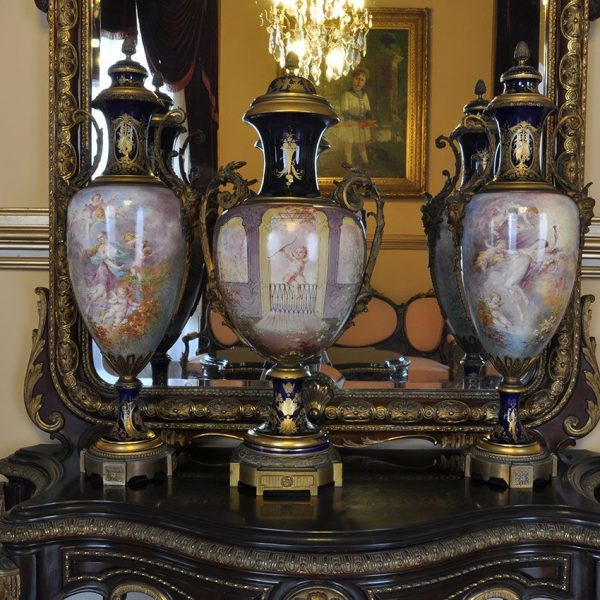 Barcelona.- Palau Moja o dels Marquesos de Comillas, es un gran palau setcentista. Detalls ornamentals de l'avantsala del Saló Vigatà (1/2010)