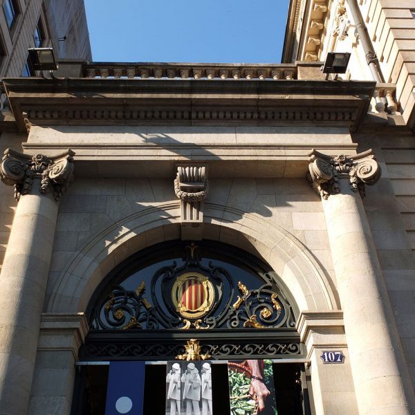 Barcelona.- Palau Robert, construït pel polític d'aquest cognom entre 1898 i1903. Portalada principal (9/2013)