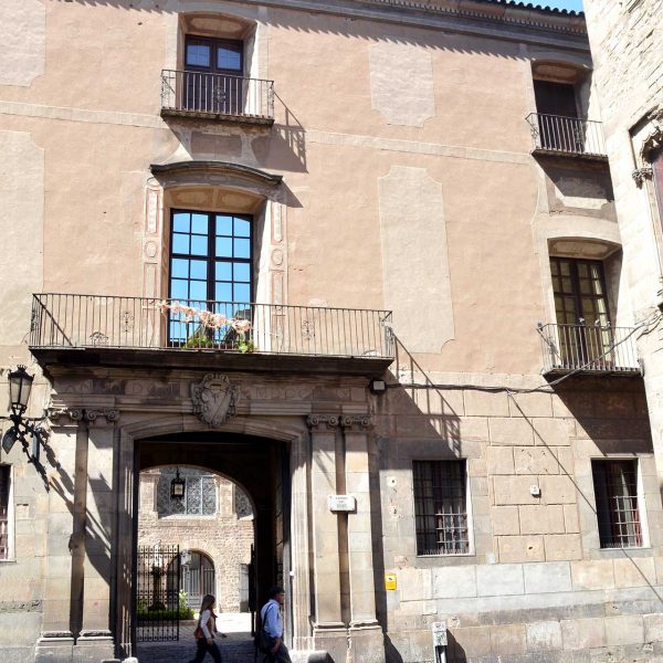 Barcelona.- Palau Episcopal, del S. XIII, però es considera del XVIII. La façana es de l'any 1769 i sobre la porta figura l'escut del bisbe Josep Climent (5/2015)