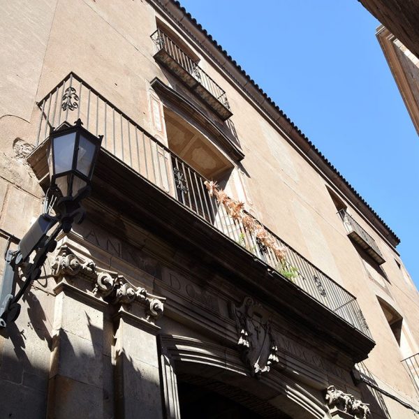 Barcelona.- Palau Episcopal, del S. XIII, però es considera del XVIII. La façana es de l'any 1769 i sobre la porta figura l'escut del bisbe Josep Climent (5/2015)