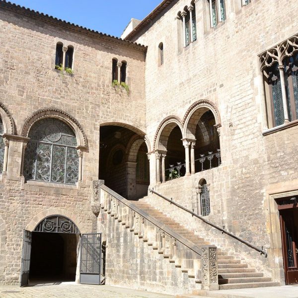 Barcelona.- Palau Episcopal, del S. XIII, però es considera del XVIII. Pati d'origen medieval del que surt l'escala monumental al pis principal (5/2015)