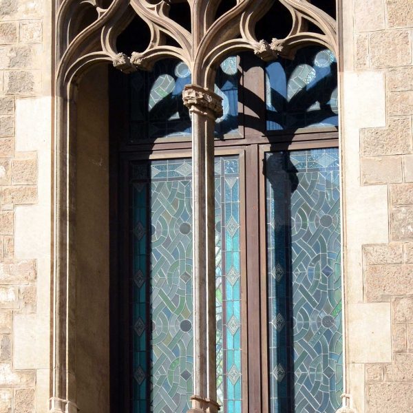 Barcelona.- Palau Episcopal, del S. XIII, però es considera del XVIII. Finestra gòtica del primer pis (11/2014)