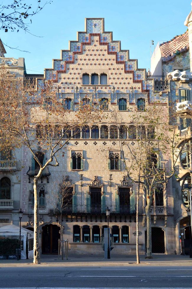 Barcelona.- Casa Amatller de Josep Puig i Cadafalch del 1900. Es tracta de la reforma d'un edifici anterior adaptat a l'arquitectura nòrdica (1/2015)