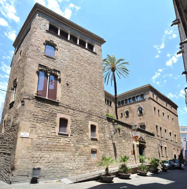 Barcelona.- Casa de l'Ardiaca, forma un conjunt amb la casa del Degà i està conceptuat al voltant d'un pati interior. Ubica l'arxiu Històric de la Ciutat (6/2015)