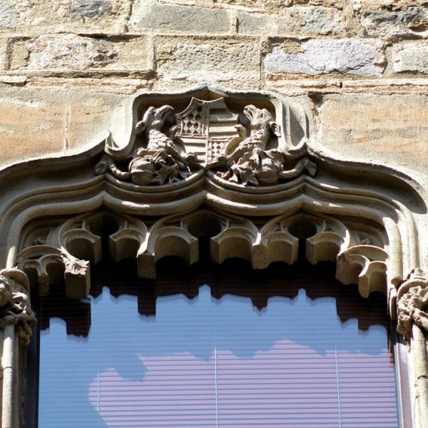 Barcelona.- Casa de l'Ardiaca, forma un conjunt amb la casa del Degà. Finestres del S. XVI procedents d'altres edificacions (4/2015)